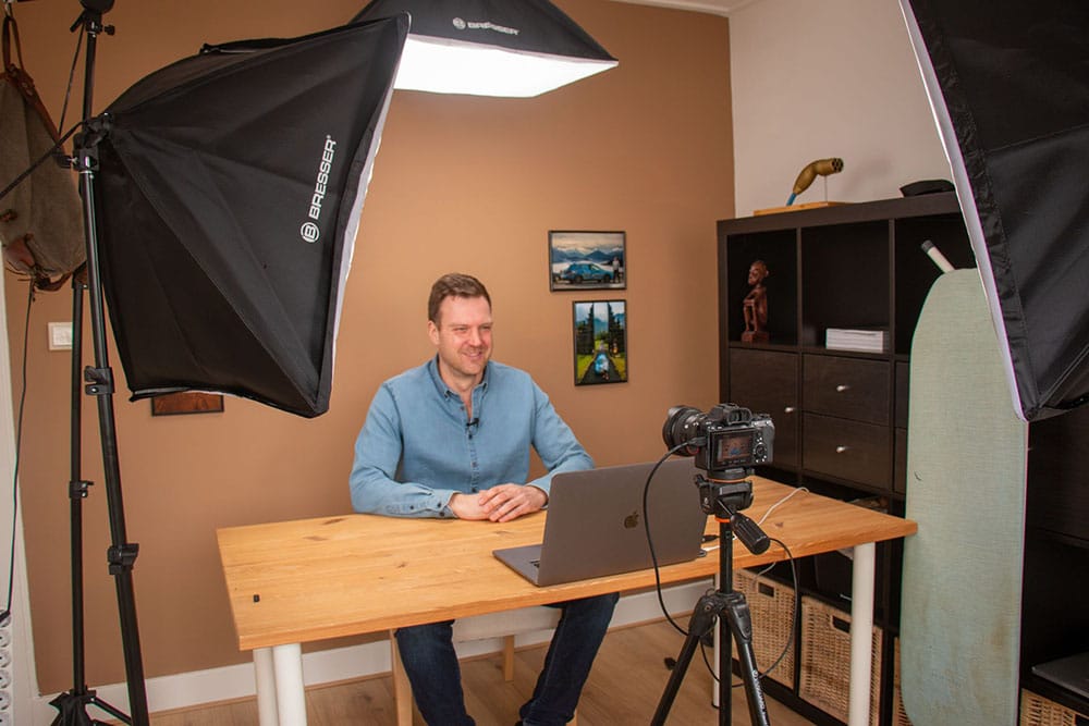 Wiebe Wakker in his webinar studio